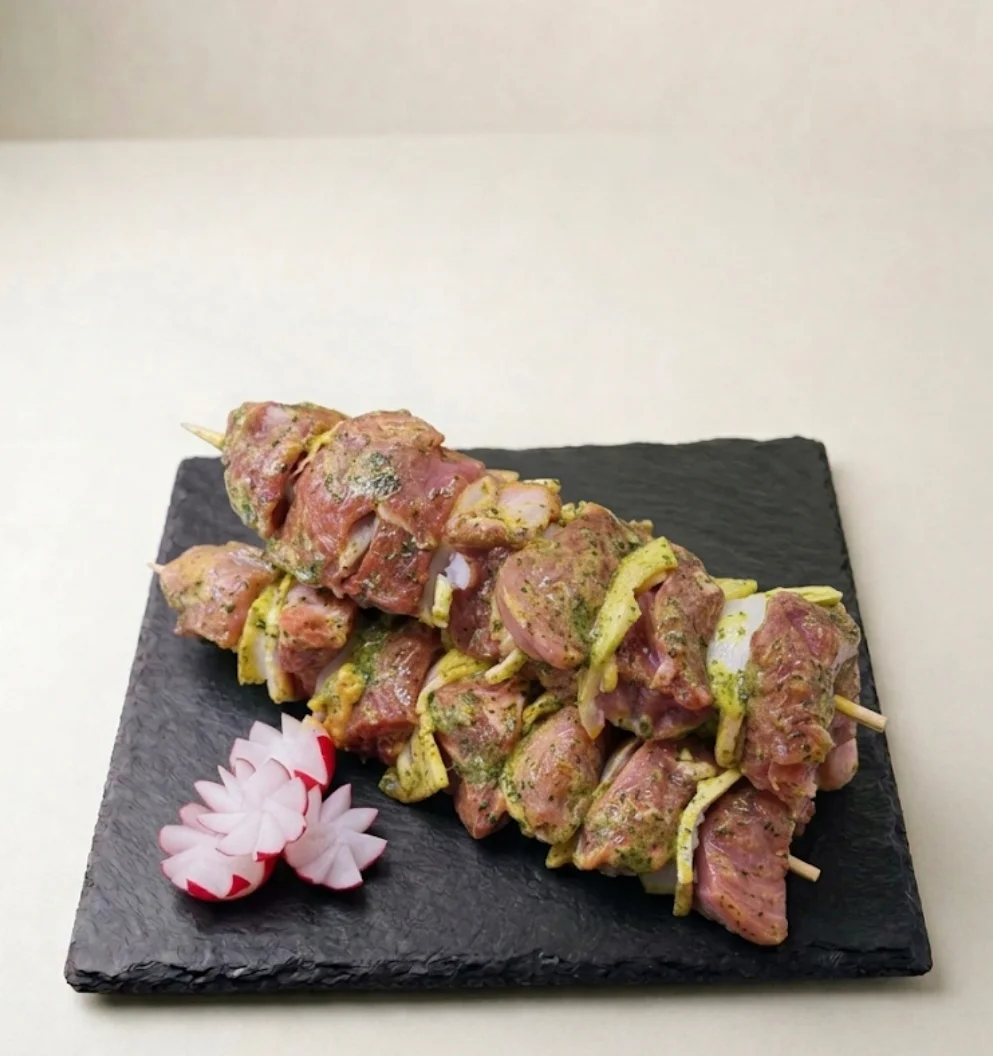 Schweinefleischspieß mit Speck und Zwiebel mariniert
