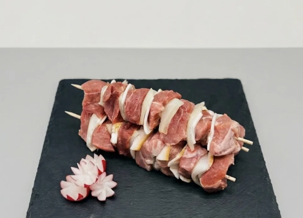 Schweinefleischspieß mit Speck und Zwiebel
