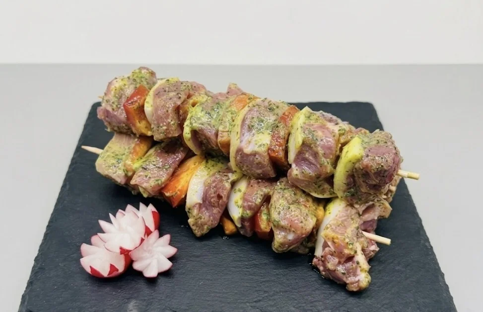 Schweinefleischspieß mit Paprika und Zwiebel mariniert