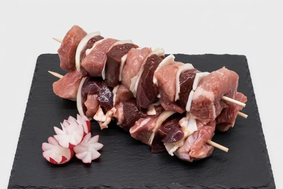Schweinefleischspieß mit Leber, Speck und Zwiebel