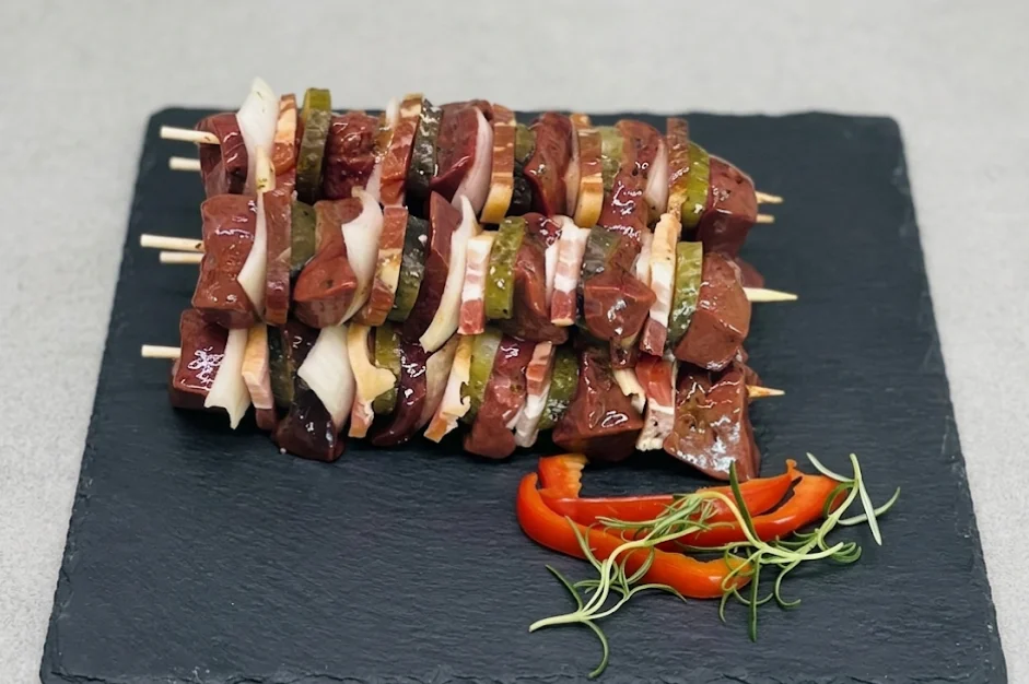 Leberspieß mit Bauchspeck, saurer Gurke und Zwiebel