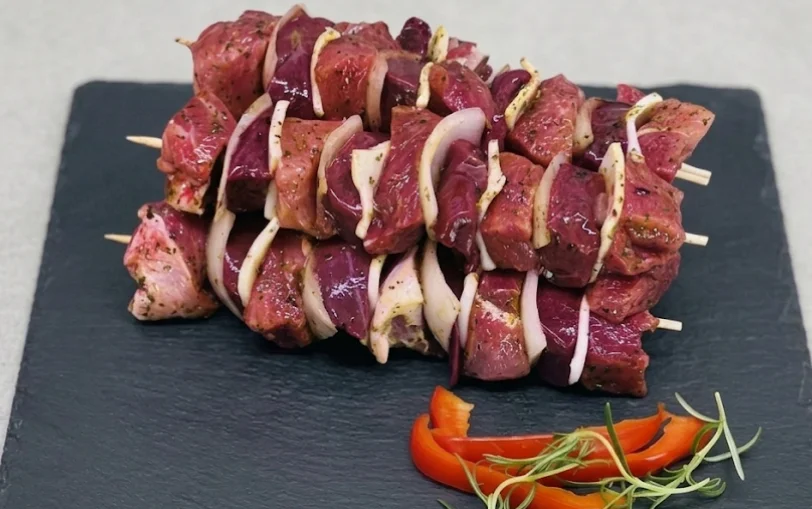 Schweinefleischspieß mit Leber, Speck und Zwiebel mariniert