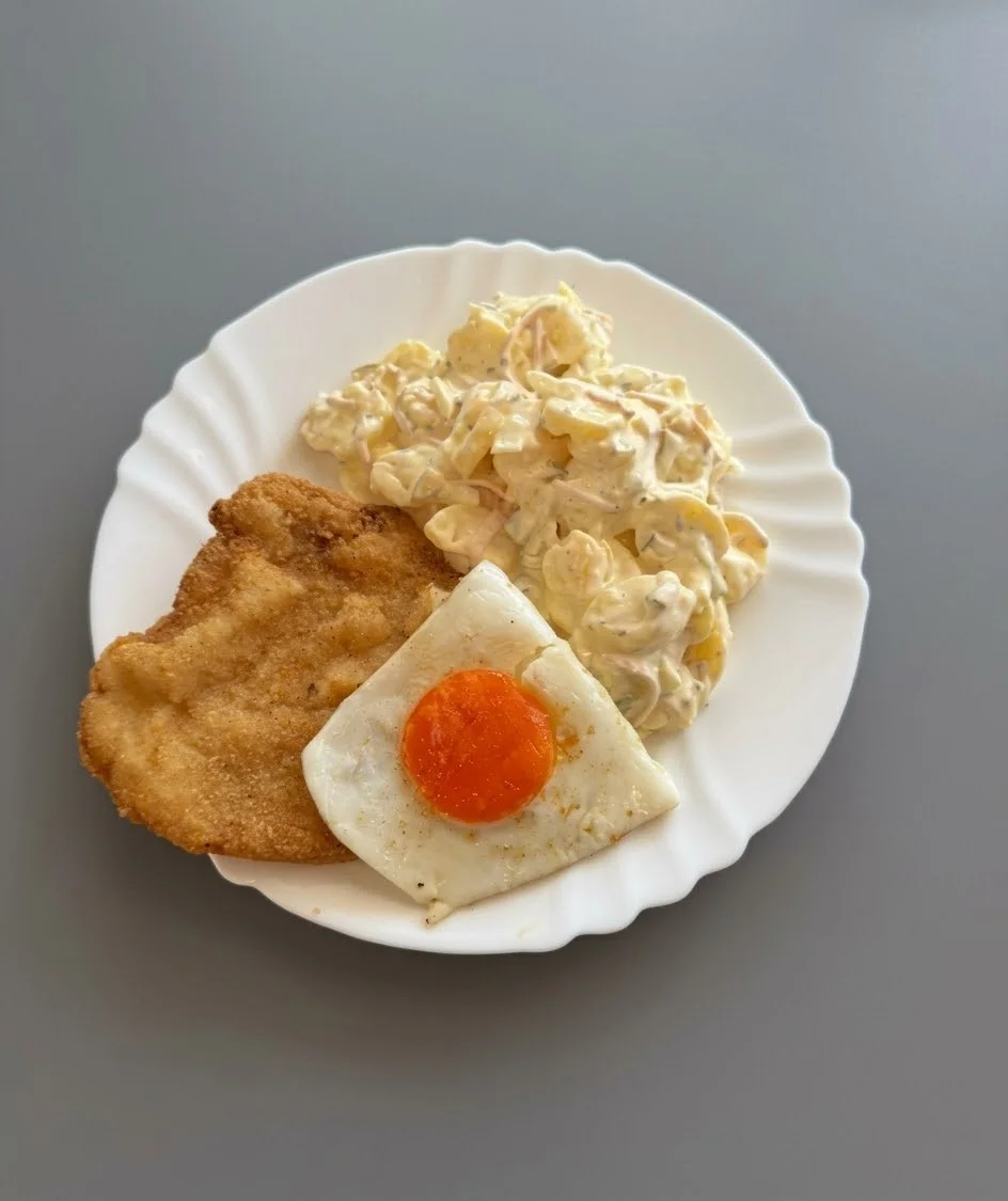 Schweineschnitzel mit Spiegelei und Kartoffelsalat