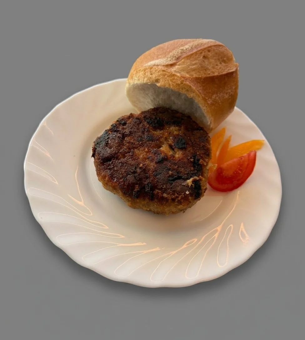 Bulette mit Brötchen