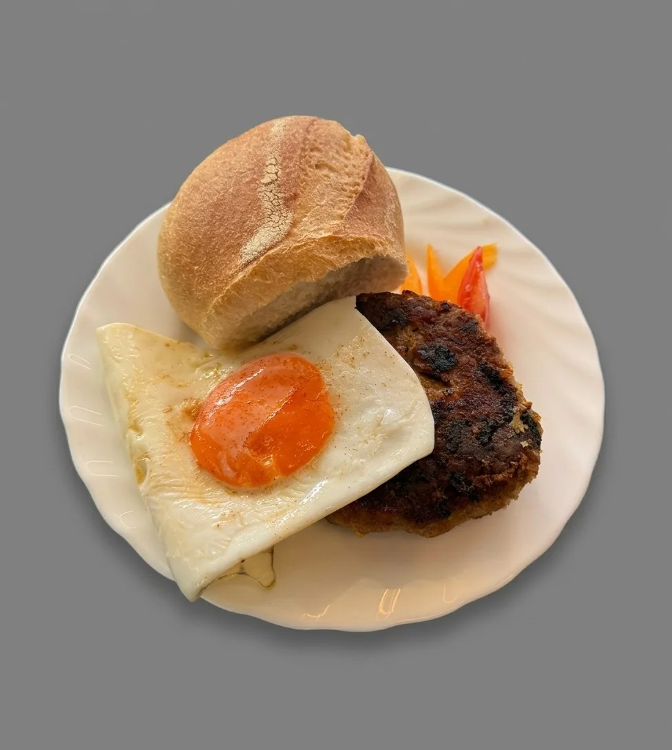 Bulette mit Spiegelei und Brötchen