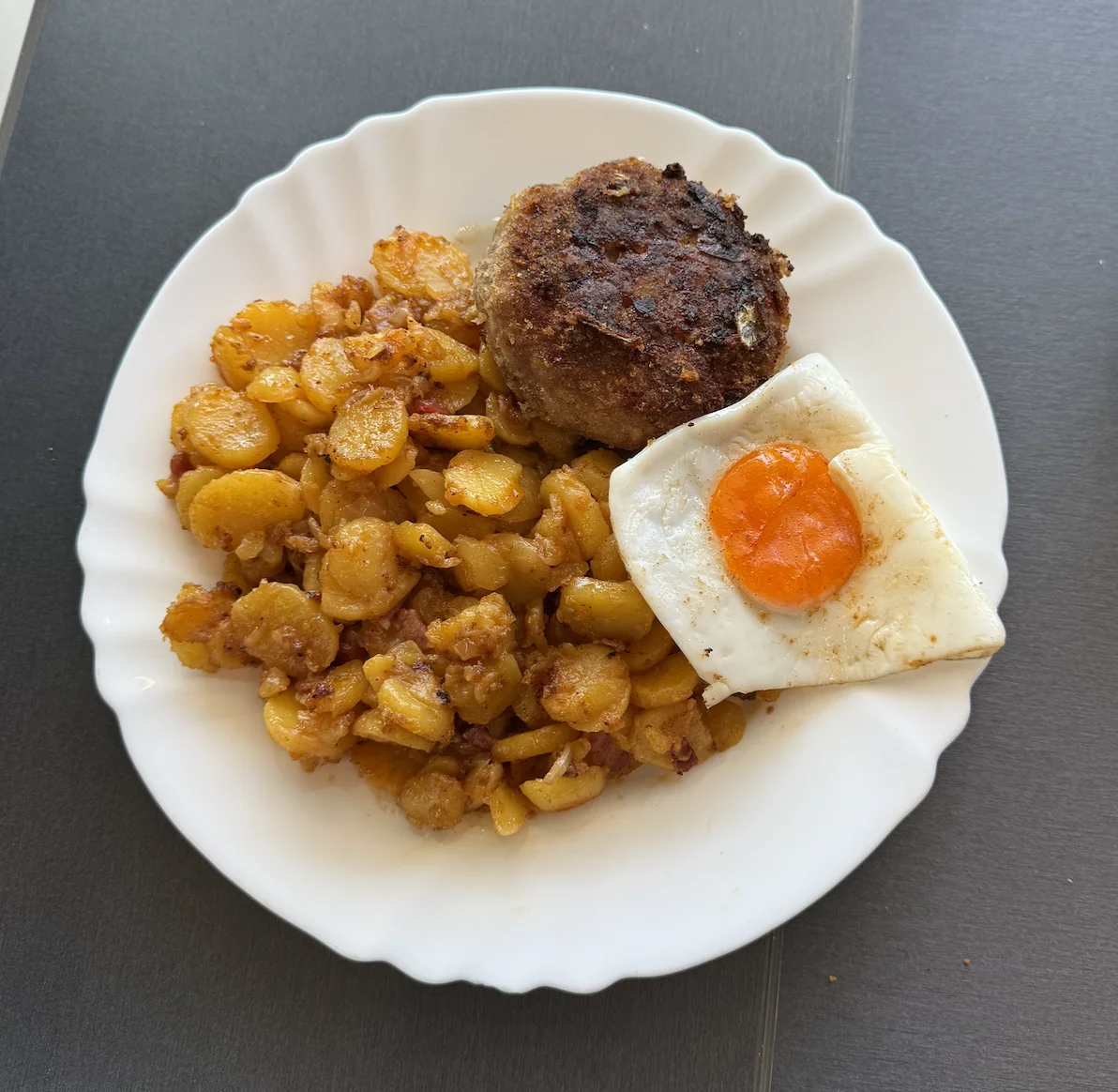 Bulette mit Spiegelei und Bratkartoffeln