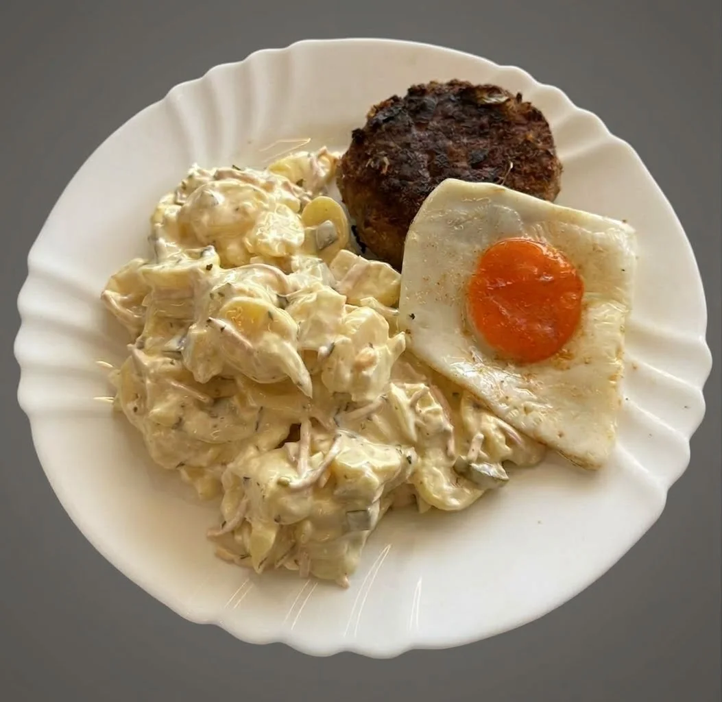 Bulette mit Spiegelei und Kartoffelsalat
