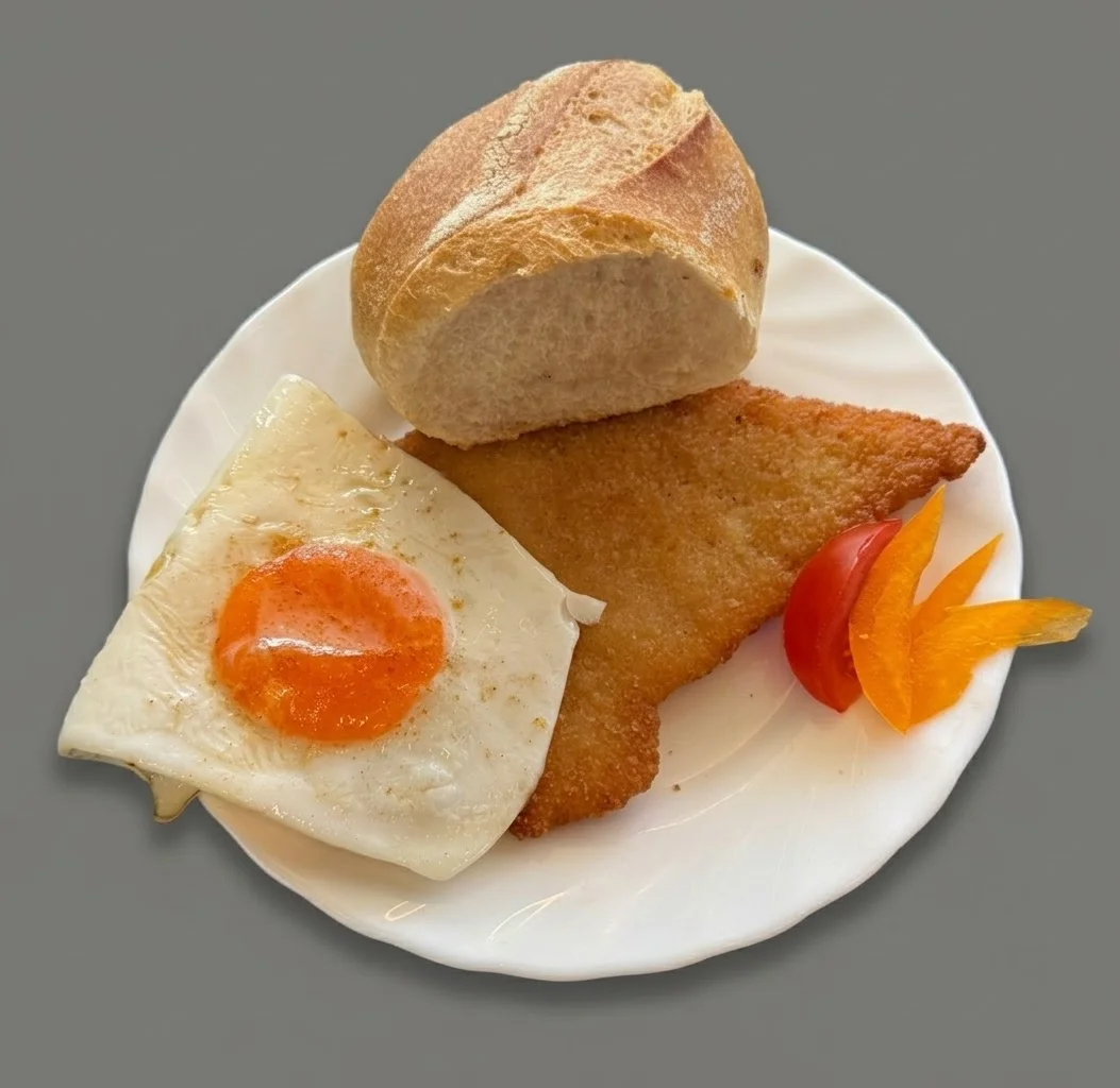 Putenschnitzel mit Spiegelei und Brötchen