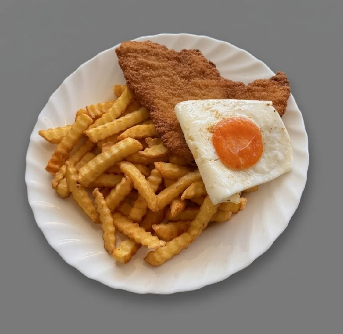 Putenschnitzel mit Spiegelei und Pommes
