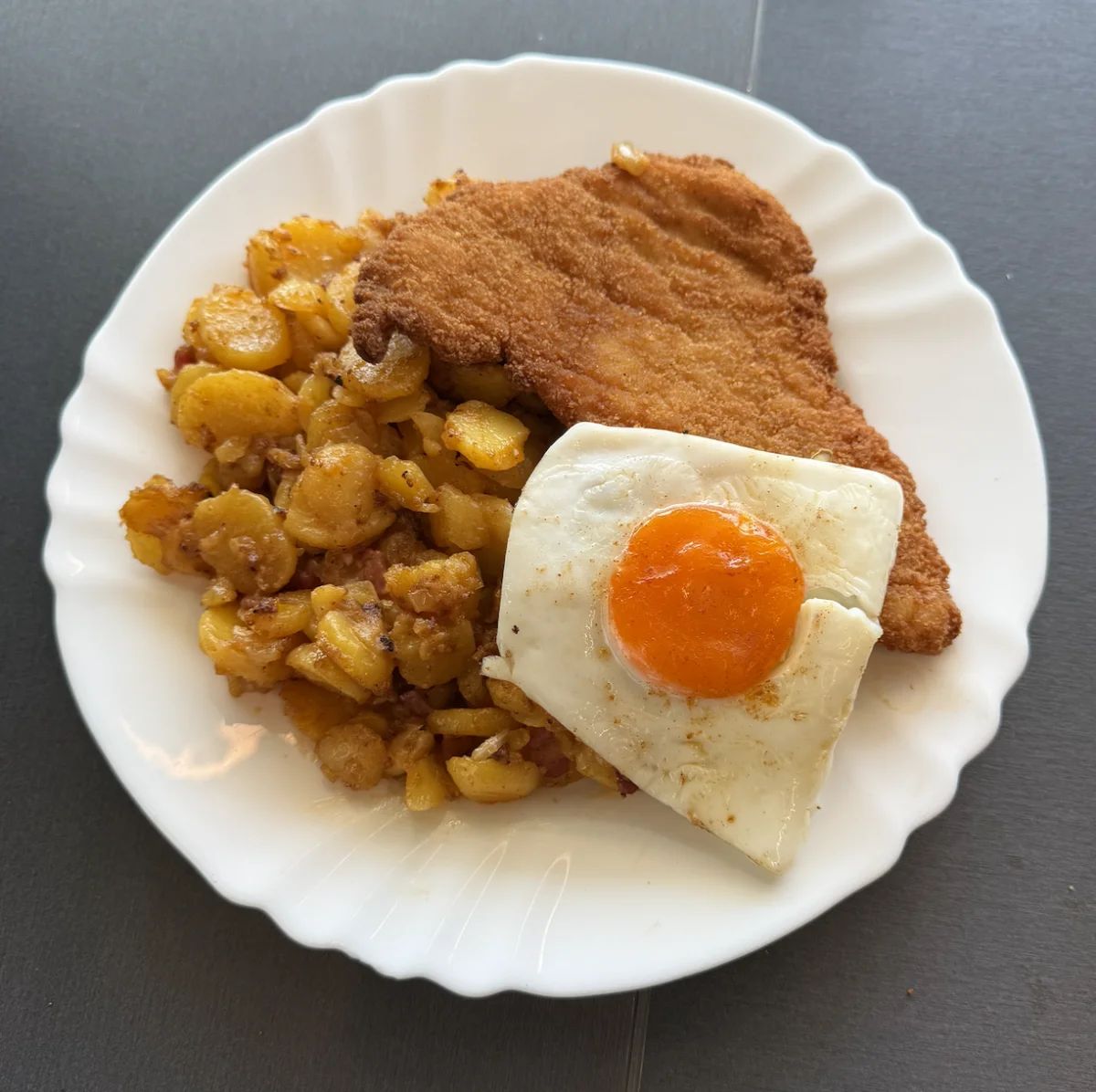 Putenschnitzel mit Spiegelei und Bratkartoffeln